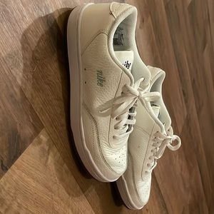 White Nike shoes size 7.5